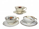 PORCELANAS, lote com três (3) xícaras de coleção para chá com seus respectivos pires, confeccionadas em porcelanas europeias de diferentes marcas, decoradas com brasões heráldicos distintos no bojo interno, detalhes em filetes dourados, sendo 1 RRW BAVARIA, 1 KRONACH BAVARIA e 1 HAVILLAND, 2 com pires adaptado, medindo cada 5x10x8cm e 4x10x8cm e 4,5x9,5x8cm.