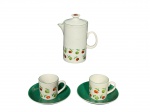 PORCELANAS, três (3) peças, sendo: A) 1 bule para cafézinho, medindo 11x9x6cm e B) 1 par de xícaras para cafézinho com seus respectivos pires, medindo 4x5,5x4cm, confeccionados em porcelana na tonalidade branca com pintura de maças e folhagens em policromia com borda filetada na tonalidade verde.