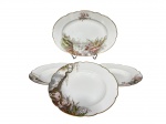 Mache Jullien & Cie, quatro (4) peças confeccionadas em porcelana europeia na tonalidade branca, decorada por elementos florais e vegetalistas em policromia e borda filetada a ouro, sendo: 3 pratos fundos (3 bicado e 1 com fio de cabelo), medindo 24cm e 1 travessa oval, medindo 34x23,5cm, bicada e com fio de cabelo.