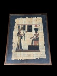 QUADRO, uma (1) reprodução em papiro, representando cena de inspiração egípcia, com figuras em posição cerimonial, trajes tradicionais e escrita hieroglífica na composição, moldura em metal com tom escuro com proteção em vidro, medindo 40x30cm