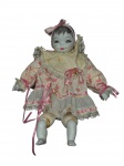 COLECIONISMO, uma (1) boneca de coleção com rosto, mãos e pés em biscuit, corpo em pano, vestes em tecido na tonalidade branca decorado por borboletas e esferas, medindo 38cm de altura.