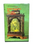 LIVRO, um (1) Coleccionismo de relojes antiguos, de J. M. Echeverría, publicação da Editorial Everest. Obra em idioma espanhol, dedicada ao colecionismo de relógios antigos, com foco em relógios de mesa, parede e caixa, apresentando conteúdo histórico, técnico e ilustrativo, com fotografias e imagens de referência. Capa dura, com sinais de uso e do tempo, incluindo leves desgastes nas extremidades e marcas na capa, conforme fotos. Miolo aparentemente íntegro. Item de interesse para colecionadores, relojoeiros, antiquários e bibliotecas especializadas.