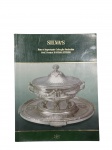 LIVRO, um (1) SILVAS  Rara e Importante Colecção Particular do Prof. Doutor Juvenal Esteves, edição de 1997. Obra de caráter artístico e histórico, dedicada à coleção particular de prataria e objetos de luxo, com amplo material fotográfico, detalhando peças de elevada qualidade estética e relevância cultural. Capa dura, com sinais naturais de uso e manuseio, apresentando marcas superficiais e leves desgastes, conforme imagens. Miolo aparentemente íntegro. Item de grande interesse para colecionadores, estudiosos de artes decorativas, prataria e bibliotecas especializadas.