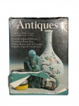 LIVRO, um (1) Antiques, obra de referência dedicada ao colecionismo e estudo de antiguidades, abrangendo temas como porcelana, relógios e relógios de bolso, objetos vitorianos, caixas, leques, bronzes chineses, jade, cerâmicas, samplers, cachimbos e potes de tabaco, entre outros. Publicação com extenso material ilustrado, textos técnicos e históricos assinados por Frank Davis, Walter de Sager, Kenneth Blakemore, entre outros colaboradores. Capa dura com sobrecapa, apresentando acentuados sinais de uso, rasgos, perdas e desgastes, especialmente na parte inferior da capa, conforme imagens. Miolo com sinais de manuseio. Peça de interesse para colecionadores, antiquários, pesquisadores e bibliotecas especializadas, indicada como obra de consulta.