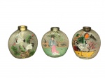COLECIONISMO, três (3) snuff bottles ou frascos de rapé chineses confeccionados em vidro fosco translucido com decorações distintas, apresentando cenas tradicionais orientais, incluindo aves, figura feminina em paisagem natural e motivos florais, em policromia, medindo 6x5cm / 5,5x5cm e 6x5,5cm.