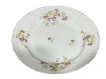 PORCELANA, um (1) grande prato decorativo confeccionado em porcelana de origem europeia, decorado por elementos vegetalistas em relevo na pasta e elementos florais em policromia, borda com vestígios de filete em ouro, apresentando bicado, medindo 32cm.