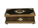 DIVERSOS, uma (1) caixa porta joias retangular confeccionada em madeira escura entalhada por caneluras, apliques florais em metal fosco, interior com revestimento em tecido acetinado na tonalidade vermelha, medindo 7,5x21x14cm, não possui chave.