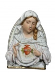 ARTE SACRA, uma (1) luminária de mesa para uma lâmpada confeccionada em porcelana na tonalidade branca representando Sagrado Coração de Maria esmaltada em policromia com realces em ouro, apresenta quebra nos dedos e ausência da fiação elétrica, medindo 19x14cm.