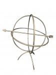 DIVERSOS, uma (1) esfera armilar estilizada, confeccionado em ferro fundido com esmaltagem de tonalidade marrom, composta por aros cruzados e haste horizontal com terminações em formato de seta, apoiada sobre base tripé em metal curvado, medindo 61x68x47,5cm.