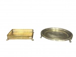 METAL PRATEADO, lote com duas (2) peças confeccionadas em metal espessurado a prata, sendo: A) LE LIS BLANC, 1 bandeja retangular com galeria vazada, cinzelada por elementos vegetalistas, apoiada sobre 4 pés finalizados em garra, falhas no banho, medindo 3,5x19x14,5cm e B) 1 salva circular cinzelada por frisos ondulados apoiado sobre 3 pés em garra, medindo 24,5cm, ambos com falhas no banho.