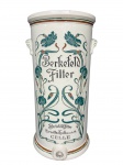 BERKEFELD FILTER, Gesellschaft, um (1) grande filtro confeccionado em cerâmica na tonalidade creme, inscrição original e design art nouveau, típica da virada do século XIX para o XX, não possui tampa e nem torneira, podendo ser utilizado por bengaleiro, medindo 58x28cm.