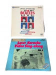 DISCOS DE VINIL, dois (2) discos LaserDisc, sendo: A) The Beatles Live  Ready Steady Go!  edição especial em LaserDisc (Music Video), apresentando performance histórica do grupo The Beatles, com 12 faixas clássicas, incluindo Twist and Shout, She Loves You, Please Please Me e Love Me Do. Publicação da Pioneer Artists, com indicação de digital sound. Capa com sinais de manuseio e desgaste do tempo, conforme imagens e B) Laser Karaoke  Video Sing-Along, Vol. 5  LaserDisc estéreo, dedicado a sessões de karaokê/vídeo sing-along, com capa ilustrada em estilo gráfico da época. Apresenta desgastes, marcas e sinais de uso, compatíveis com a idade do item.