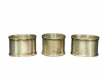 METAL PRATEADO, três (3) porta guardanapos confeccionados em metal espessurado a prata de modelos distintos, medindo 3,5x5x3,5cm e 3,5x4,5cm.
