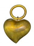 METAL DOURADO, um (1) chocalho para criança confeccionado em metal dourado no formato de coração, medindo 7x5cm.