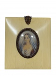 QUADRO, uma (1) pintura sobre celuloide representando figura feminina com moldura em MARFIM, guarnições em metal dourado cinzelado por folhagens, medindo 8,5x7,5cm.