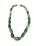 BIJUTERIA, um (1) colar com contas ovais em ágata na tonalidade verde, fecho tipo rosca em metal dourado, medindo 53cm de comprimento.