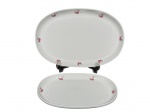 PORCELANA BEATRIZ, duas (2) travessas ovais confeccionadas em porcelana na tonalidade branca com pintura de flores em monocromia, maior medindo 29.5x19,5cm e menor 23,5x15,5cm.