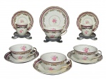 PORCELANA REAL, seis (6) xícaras, sendo 4 para chá e 2 para café com seus respectivos pires, confeccionados em porcelana nacional na tonalidade branca, decorado por faixa na tonalidade vinho, pintura de flores e folhagens em policromia e guirlanda floral em vasta douração com filetes e arremates em ouro, todas para chá possuem ínfimos bicados, medindo 5x11x9,5cm e café 5x7,5x5,5cm.