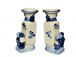 PORCELANAS, par (2) de castiçais confeccionados em porcelana, possivelmente de origem holandesa, representando casal de camponeses, decorado por folhagens e faixas na tonalidade azul, medindo 10,5cm de altura.