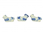 PORCELANA ORIENTAL, três (3) descansos para talheres, representando 2 meninos e 1 menina, ornamentação pintada a mão na técnica blue and white, sem marca de manufatura aparente, medindo em media 8 cm comprimento.