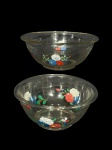 VIDROS, duas (2) saladeiras da manufatura PYREX, confeccionadas em vidro temperado translucido com frisos horizontais em baixo relevo e pintura de flores e folhagens em policromia, maior medindo 10x25cm (imperceptível bicado na borda) e menor 8x7,5cm.
