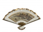 PORCELANA, um (1) leque decorativo confeccionado em porcelana oriental na tonalidade branca, decorada com painel central em arte Chokin (técnica tradicional japonesa de gravação em placa de cobre com aplicação de ouro e prata), representando paisagem oriental com pagodes, embarcações e vegetação, bordas onduladas com acabamento dourado, verso marcado, medindo 16x25,5cm.