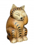 ESCULTURA, uma (1) escultura confeccionada em madeira entalhada a mão representando gato com pintura tigrada na tonalidade preta, medindo 17,5cm de altura.