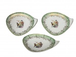 PORCELANA REAL, três (3) pratos para sobremesa confeccionados em porcelana na tonalidade branca, borda na tonalidade verde com guirlanda floral e vegetalista em vasta douração, centro com pintura de figuras orientais em policromia, leves falhas na douração, medindo 16x13,5cm.
