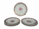 PORCELANA REAL, oito (8) pratos rasos confeccionadas em porcelana nacional na tonalidade branca, decorada por faixa na tonalidade vinho, pintura de flores e folhagens em policromia e guirlanda floral em vasta douração, borda filetada com leves falhas na douração, medindo 24,5cm.