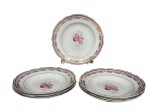 PORCELANA REAL, sete (7) pratos fundos confeccionadas em porcelana nacional na tonalidade branca, decorada por faixa na tonalidade vinho, pintura de flores e folhagens em policromia e guirlanda floral em vasta douração, borda filetada com leves falhas na douração, medindo 23,5cm.