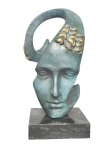 <b>ESCULTURA</b>, "Face Mask", escultura confeccionada em bronze com patina envelhecida, apoiada sobre base em mármore escuro, medindo 34,5cm de altura. Escultura atribuída a Salvador Dalí, porém sem certificado de autenticidade.