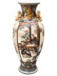 <b>PORCELANA ORIENTAL</b>, um (1) grande vaso confeccionado em porcelana oriental na tonalidade branca, decorado por figuras, elementos florais e geométricos em rica policromia, alças laterias representando cães de fó, borda em gregas, realces em ouro, apresentando craquele e colados na peça, vendida no estado e marcado no verso, medindo 77x23cm.