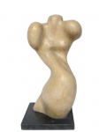 <b>Hildebrando Lima (Nasceu em quatro de julho de 1946, em Santa Bárbara, Bahia, Brasil. Foi discípula do escultor Paes Leme (Luiz Bartolomeu)</b>, uma (1) grande e pesada escultura confeccionado em  resina representando Nu Feminino, apoiado sobre base em mármore escuro, medindo 47x22x22cm.