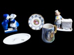 PORCELANAS, lote com cinco (5) miniaturas confeccionadas em porcelana/faiança, sendo; A) 1 casal de camponeses holandeses esmaltados na tonalidade azul, medindo 7x6,5cm, B) SELTMANN, 1 pequeno porta alianças oval de origem alemã, decorada por insetos em policromia e bordas em perolados com realces em ouro, medindo 9,5x6cm, C) 1 saleiro no feitio de cozinheira esmaltada em policromia, medindo 7,5x6cm, D) 1 pequena cremeira com pintura de cena ninfa em policromia, medindo 5,5x5,5x3cm e E) 1 prato decorativo com pintura de cena galante em policromia e elementos florais em relevo, medindo 6x6cm.