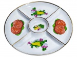 PORCELANA STEATITA, uma (1) petisqueira de 5 divisórias confeccionada em porcelana nacional na tonalidade branca, decorada por pintura de frutos e legumes em policromia e borda filetada em ouro, medindo 31,5cm.