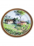 PORCELANA DP, um (1) prato decorativo confeccionado em porcelana na tonalidade branca, decorada por paisagem campestre em policromia, espessa faixa na tonalidade marrom e filetes em ouro, assinada/atribuída ao artista Paladini, pertence à série temática As Quatro Estações, normalmente produzida como conjunto decorativo, medindo 28,5cm.