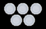 PORCELANA MAUÁ, cinco (5) pratos para sobremesa confeccionados em porcelana na tonalidade branca, borda em ondulações com filete em ouro, medindo 19cm.