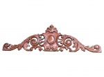 DIVERSOS, um (1) florão decorativo entalhado, confeccionado em madeira maciça, apresentando entalhes vazados com volutas, folhas e motivos ornamentais, além de cartela central oval e remate superior em forma de folha estilizada. Peça de inspiração clássica, possivelmente utilizada como aplique de mobiliário, ornamento arquitetônico ou decoração de parede, medindo 41x136cm.