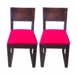 MOBILIARIO, duas (2) cadeiras, confeccionadas em madeira escura, apresentando assento estofado em tecido na tonalidade vermelha. Estrutura de linhas retas, com encosto liso e pés com amarração traseira, medindo 75x39x36cm.