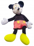 COLECIONISMO, um (1) boneco de pelúcia, representando o personagem Mickey Mouse, ícone da cultura pop e da animação clássica. Peça confeccionada em tecido e enchimento têxtil, com vestimenta característica composta por short vermelho com botões amarelos, luvas brancas e sapatos amarelos, mantendo o design tradicional do personagem. Apresenta sinais de uso e desgaste, medindo 110x42cm.