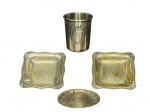METAL PRATEADO, quatro (4) peças confeccionadas em metal espessurado a prata de modelos, tamanhos e decorações distintas, sendo: A) 1 copo infantil com leves mossas, medindo 6,5x5,5cm, B) 2 manteigueiras individuais, medindo 8x8cm e C) 1 porta copo, medindo 7cm.