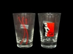 VIDROS, dois (2) copos para água confeccionados em vidro translucido com estampas promocionais das marcas Coca-Cola e Blockbuster, incluindo variações gráficas com logotipo, grafismos e imagem do Pelé. Peças associadas a campanhas promocionais e memorabilia publicitária, medindo 12,5x8cm.