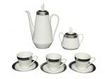 PORCELANA STEATITA, cinco (5) peças, sendo: A) 1 bule para café, medindo 21x15cm (colado no bico), B) 1 açucareiro, medindo 10x12x6cm (colado na pega da tampa) e C) 3 xícaras para café com seus respectivos pires, medindo 5,5x8x6cm, confeccionados em porcelana na tonalidade branca, decorada por espessa faixa em prata com elementos geométricos.