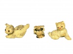 ESCULTURAS, três (3) figuras de animais, confeccionadas em material sintético revestido com pelúcia/fibras, representando dois felinos e uma coruja, medindo 6x7cm e 4cm.
