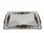 PORCELANA SCHMIDT, uma (1) bandeja retangular confeccionada em porcelana na tonalidade branca decorada por guirlanda floral em vasta douração e borda filetada em ouro, apresenta falhas na douração, medindo 35,5x24,5cm.
