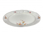 PORCELANA RIO BRANCO, uma (1) travessa oval confeccionada em porcelana nacional na tonalidade branca com pintura de flores e folhagens em policromia e filetes em ouro, apresenta falhas na douração, medindo 39x25cm, apresenta bicado na borda.