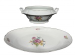PORCELANA REAL, duas (2) peças, sendo: A) 1 sopeira sem tampa, medindo 12x32x23cm e B) 1 travessa oval, medindo 35x20cm, confeccionadas em porcelana nacional na tonalidade branca, decorada por flores e folhagens em policromia e filetes em ouro, apresentando falhas na douração.
