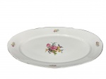 PORCELANA REAL, uma (1) grande travessa oval confeccionada em porcelana nacional na tonalidade branca, decorada por flores e folhagens em policromia e filetes em ouro, apresentando falhas na douração medindo 45x29cm.