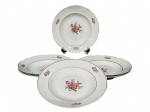 PORCELANA REAL, seis (6) pratos fundos confeccionados em porcelana nacional na tonalidade branca, decorada por flores e folhagens em policromia e filetes em ouro, apresentando falhas na douração medindo 23,5cm.