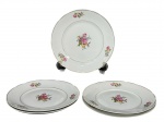 PORCELANA REAL, cinco (5) pratos para sobremesa confeccionados em porcelana nacional na tonalidade branca, decorada por flores e folhagens em policromia e filetes em ouro, apresentando falhas na douração medindo 18,5cm.